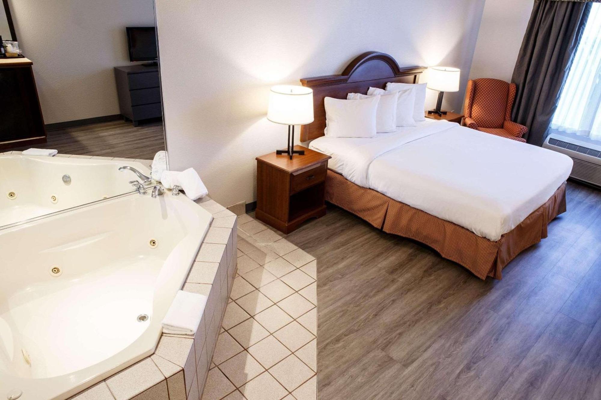 Country & By Radisson, Harrisburg West Hotel