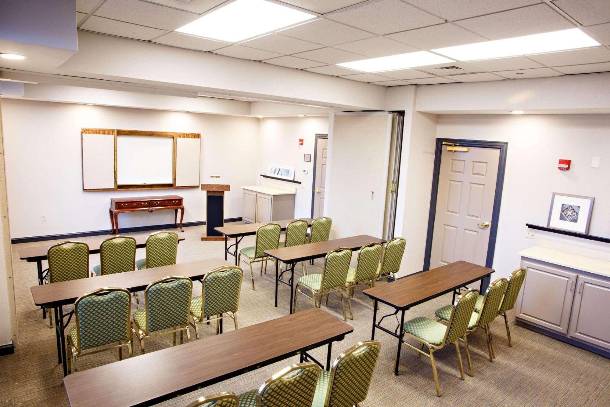 Hotel Country & By Radisson, Harrisburg West Mechanicsburg