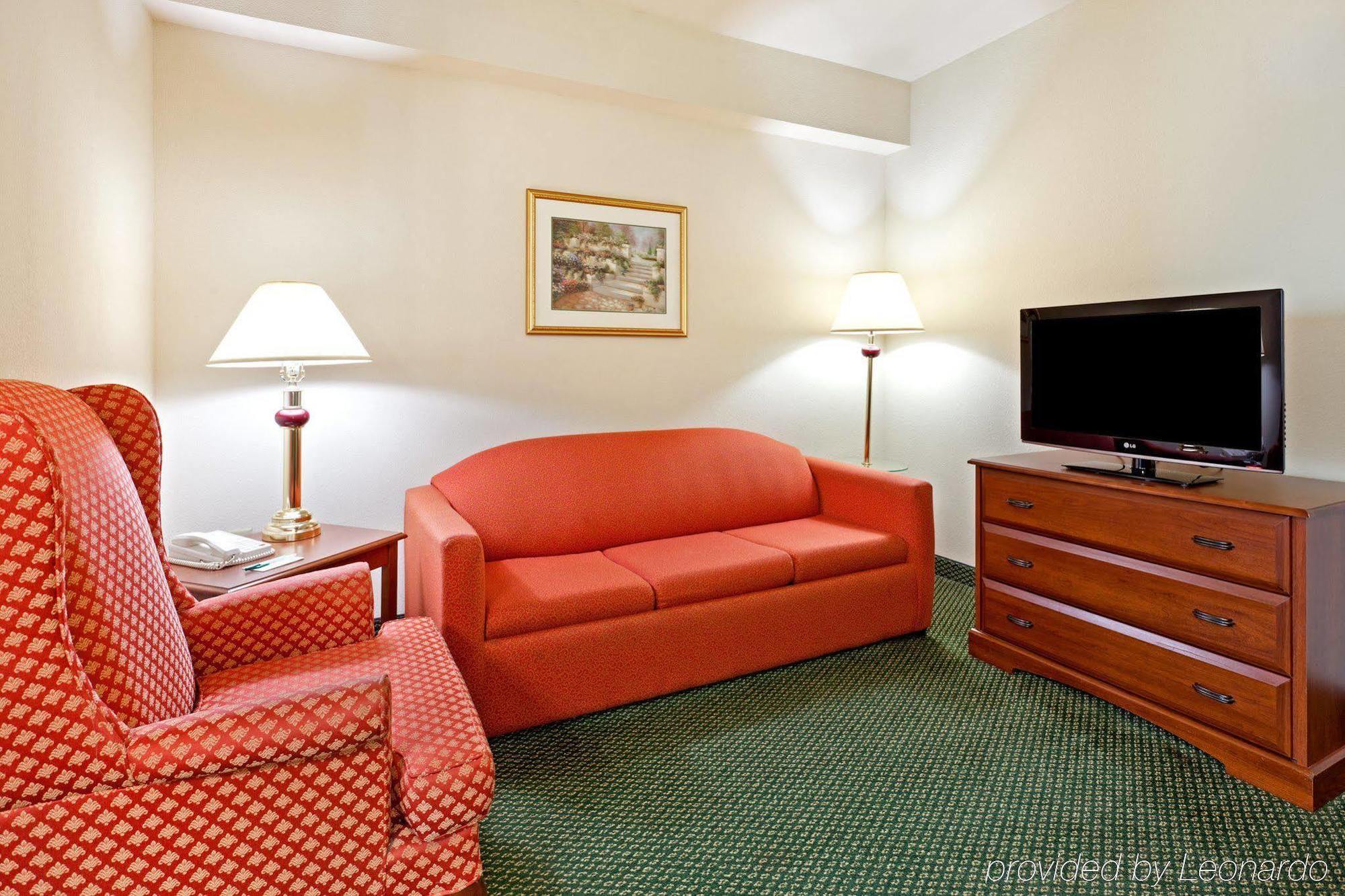 Country & By Radisson, Harrisburg West 3*